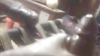 印度青少年男孩的电话性爱视频，在视频通话中与我的黑人大鸡巴twin朋友自慰并射精