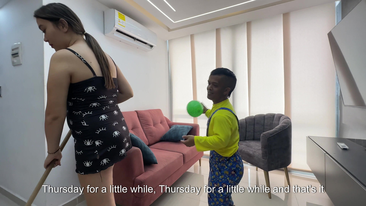 我淫荡的小继兄弟不让我打扫房子，作为借口，他最后用他欺骗的大阴茎狠狠地操我。