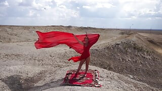 Στην κορυφή του λόφου με κόκκινη σημαία