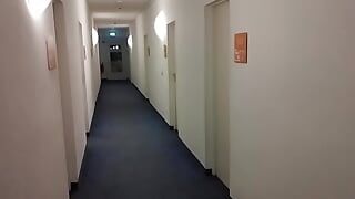 Chico arriesgado masturbarse y correrse en el pasillo del hotel