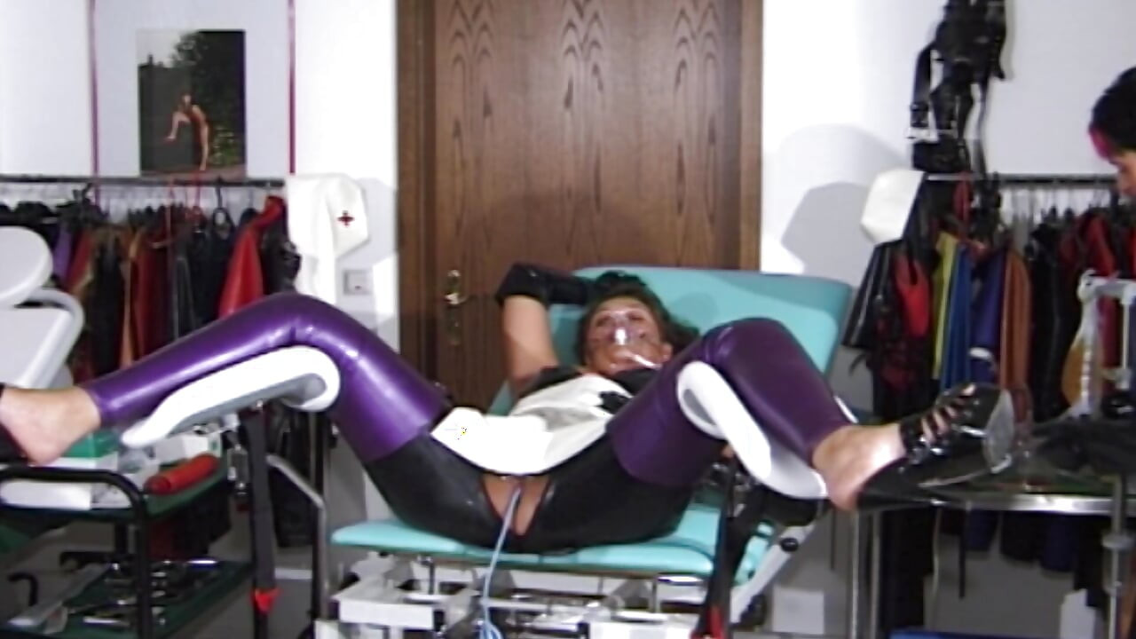 สองสาวเยอรมันลาเท็กซ์กําลังสนุกกับการถูกมัดเพื่อน