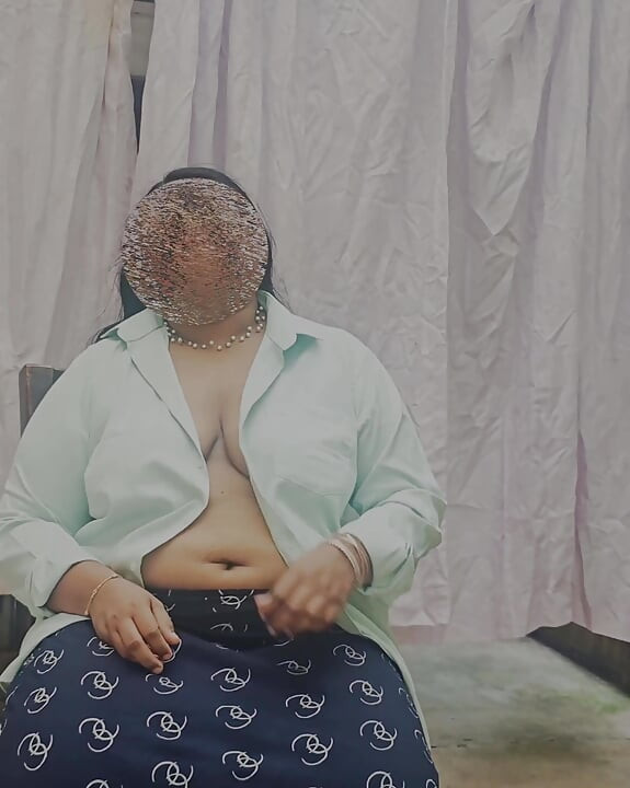 Indisk kone nøgen foran Camer, nudist Desi