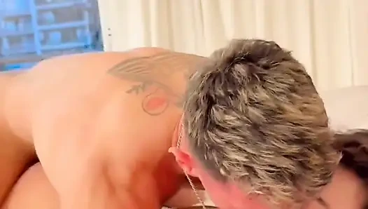 Saya meniduri si rambut cokelat ini di vagina dengan erat dan mengisinya dengan cumshot