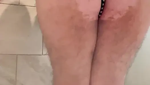 Kadın kılıklı mastürbasyon yapıyor