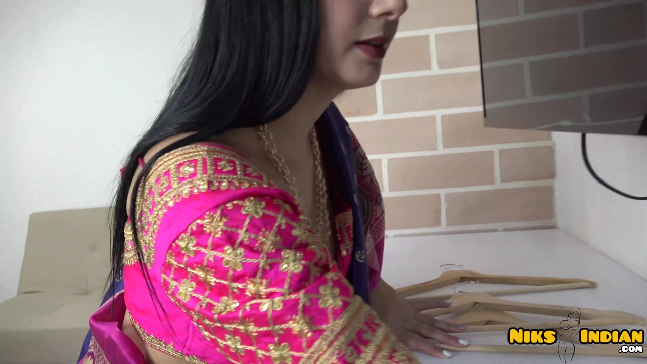 Büyük memeli Hintli MILF, Saree Choli'yi çıkarıyor ve Devar Ji ile sikişiyor