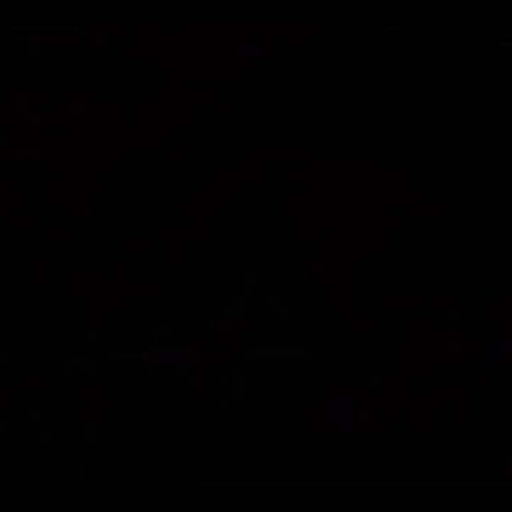 Ateşli kız arkadaş tek başına dans ediyor