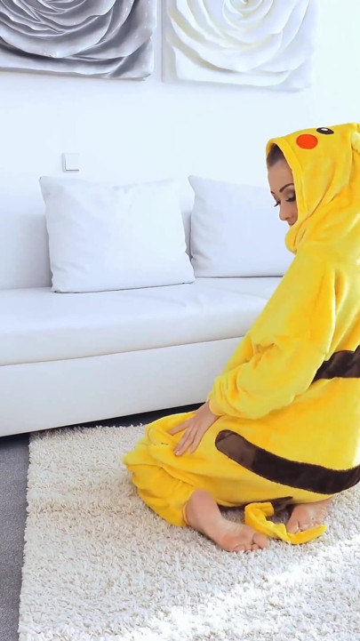 İnanılmaz seksi pikachu ıslak tıraşlı geniş deliğini açmanın tadını çıkarıyor
