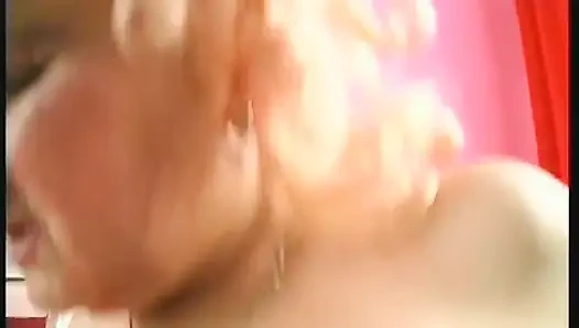 Nenek dengan beberapa gigi tersangkut di kontol