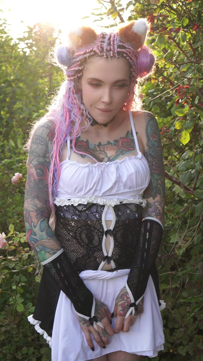 誰が私のメイドスカートの下を見たいの?