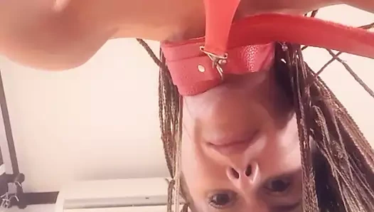 Minyon bebek tasmalı ve göt deliği dölle dolana kadar götten sikiliyor