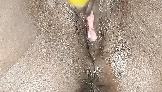 Istriku masukin pisang ke dalam memeknya