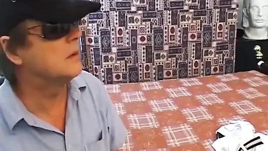 Güzel bir latin olan Sarah kaltağını dildoyla sikiyor!
