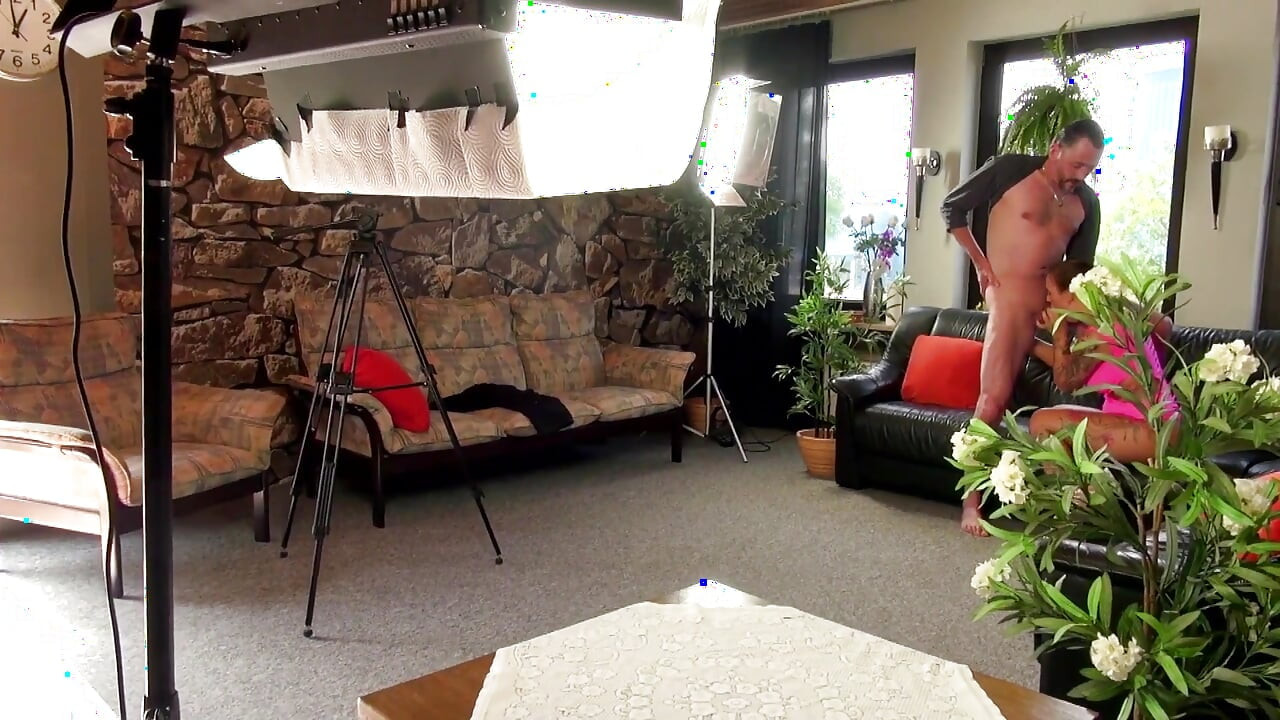 O tipă tatuată futută tare în pizda ei umedă