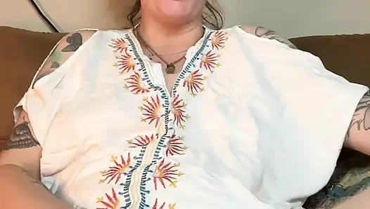 Tante seksi lagi asik masturbasi sambil merokok