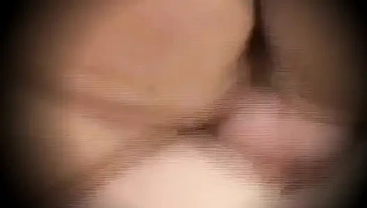 Retro-porno mit schöner brünetter MILf gefickt und abspritzen in den mund