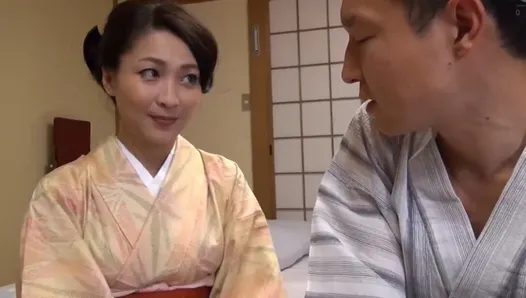 高级日本：穿着文化服装的美丽熟女，渴望性爱 3