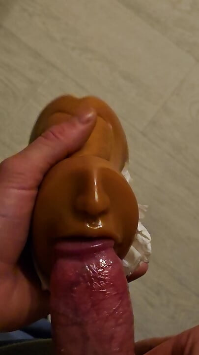 Sjajno pušenje iz džepne pičke igračke.. Znam da želiš da budes ona i da ga uzmeš