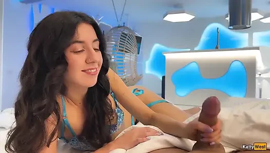 Schönheit in unglaublichen dessous kontrolliert meinen orgasmus mit ihrer hand und dirtytalk