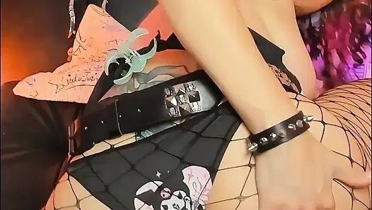 Готическая девушка скачет на бииг-дилдо и сквиртует повсюду