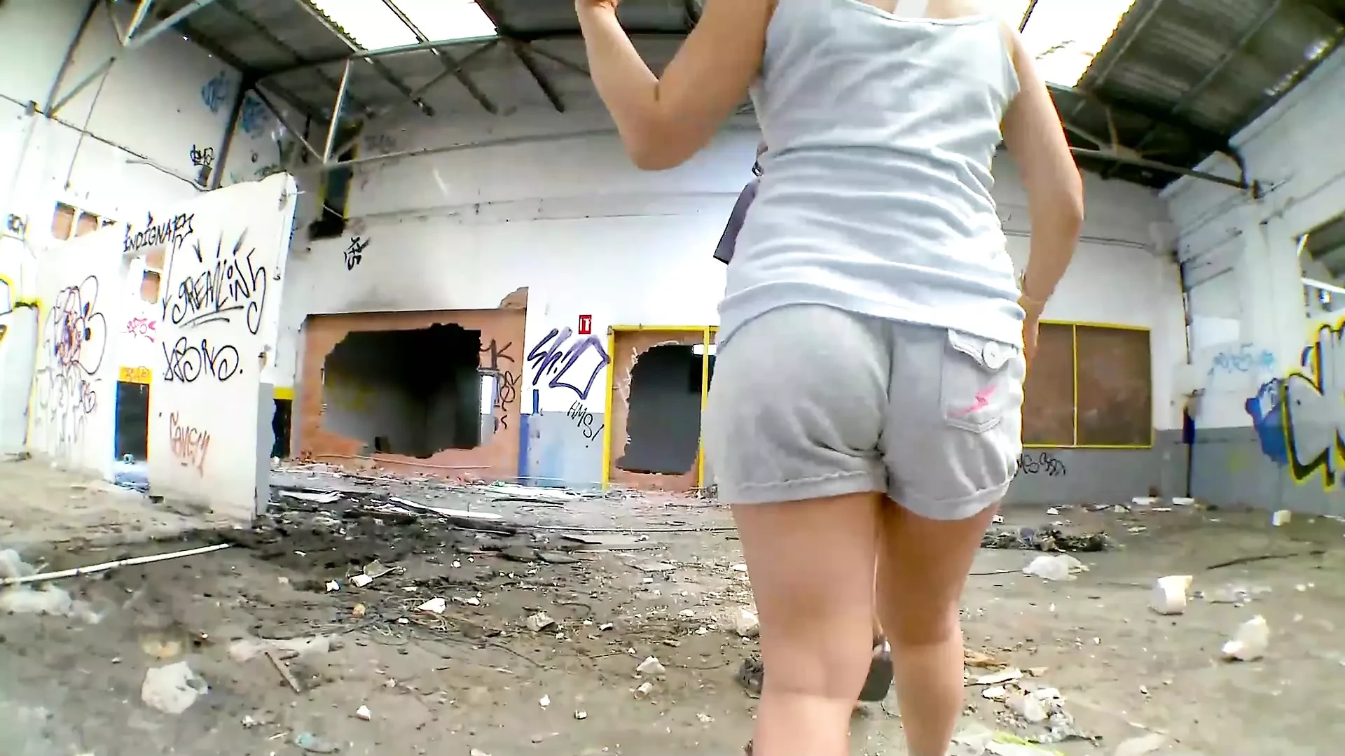 Blonde wird im verlassenen Ghettoblock gefickt