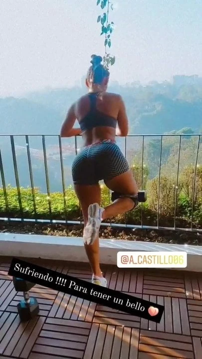Gaby coronada ejercitando nalgas