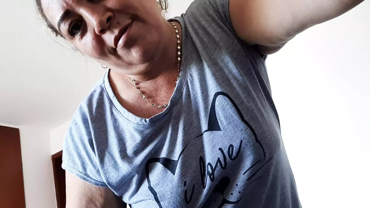 我发现我的继子在自慰，我喜欢吮吸他的鸡巴。