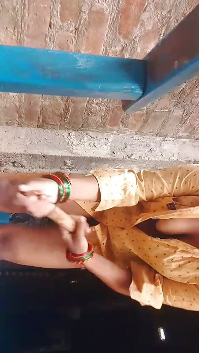 Sexy wife's ass is amazing with the cylinder.