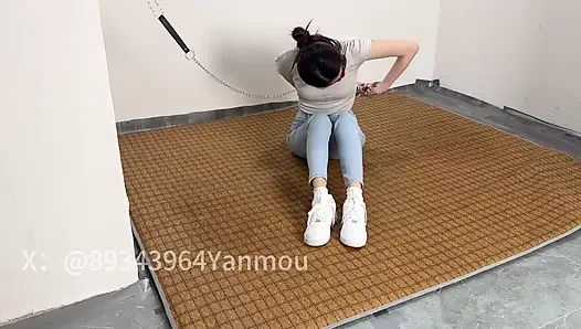 Memenjarakan gadis dengan celana jins ketat