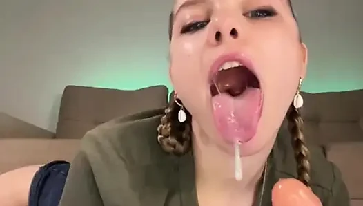 Petite whore jucielussie wants her ass to be stretched