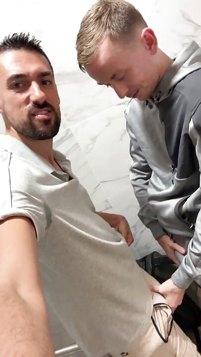 Papi sexy care face sex într-o baie publică cu un twink cu pulă mare