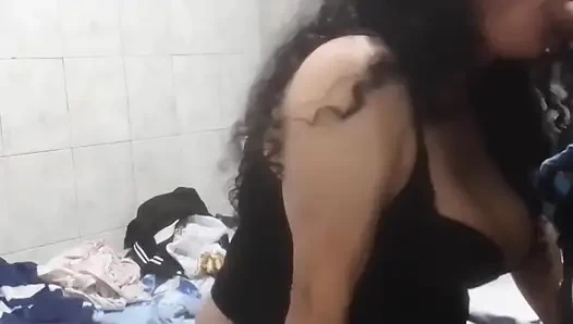 Ibu temanku ngeliat video bokepku dan aku nggak bisa menahan diri untuk nyepong kontolku dan aku ngentot memeknya habis-habisan!! Aku membuatnya sangat puas