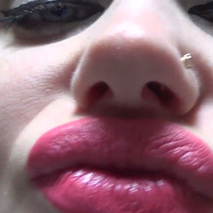 Küssen und entengesicht mit großen rosa lippen