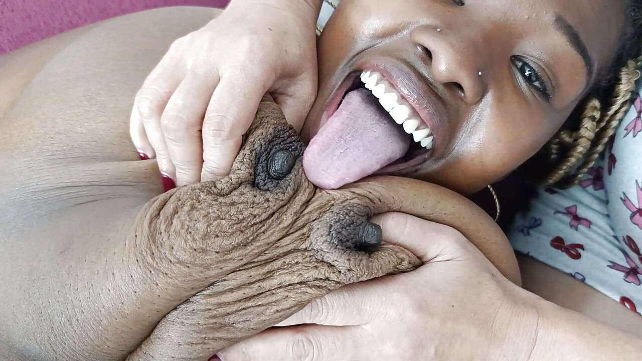 의붓딸의 큰 가슴을 가지고 놀았다.