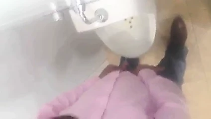 Viejo orinando