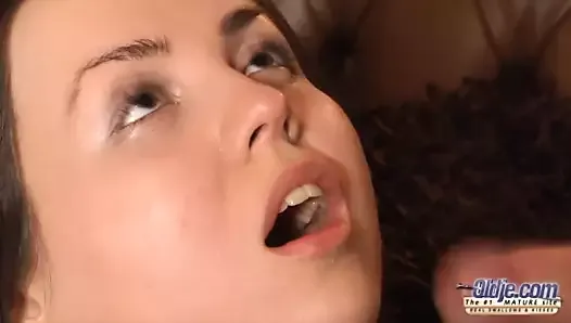 Une fille sexy de 18 ans se fait baiser par un vieux avec un orgasme intense et un facial