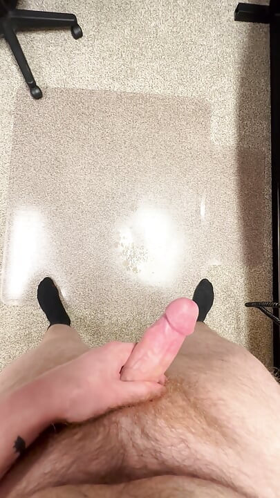 거대한 부하로 엉망이 된 키가 큰 털이 무성한 남자