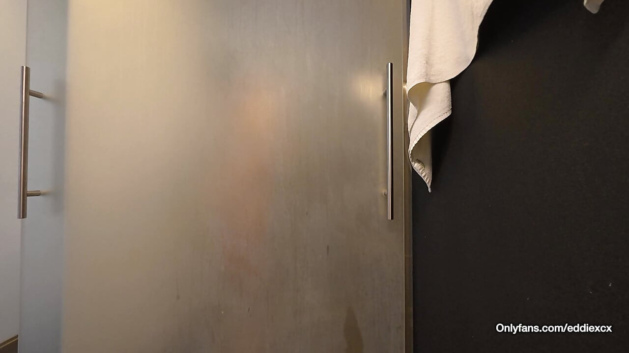 Twink onder de douche
