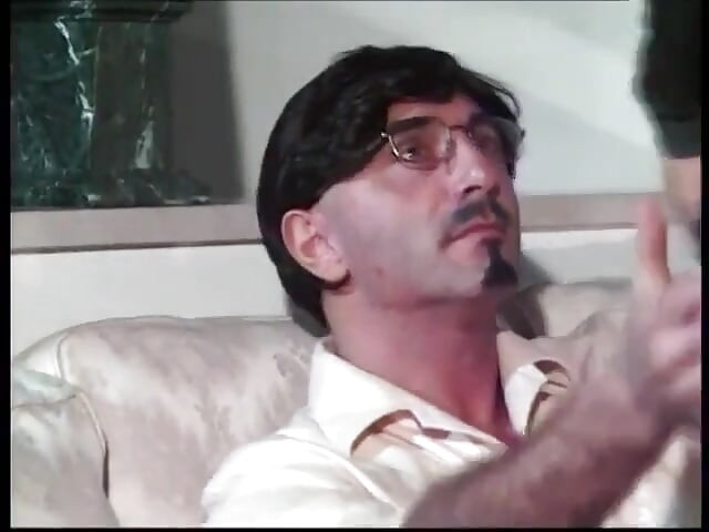 这个热辣的金发变性人与漂亮的圆胸射精