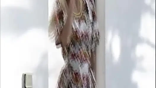 Blondine reitet dicken rosa dildo, bis er tropfnass ist