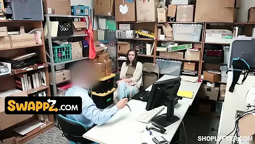 Ladendiebstahl, stieftochter peyton robbie und ihre mutter sheena arbeiten mit dem offizier