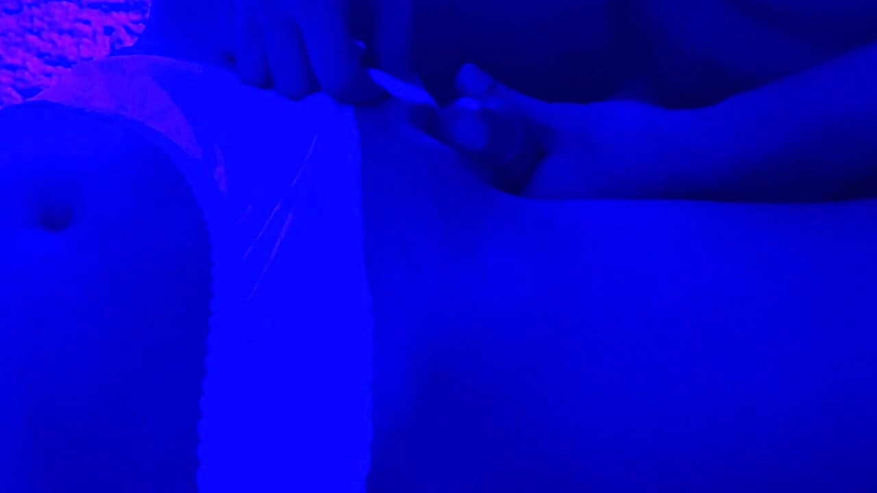 Pequeña Thai: Papi, me llenaron de semen, leche y crema en la fiesta de mi mejor amiga.