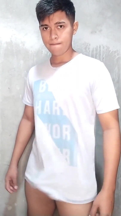 Vrući mladić u svojoj sobi