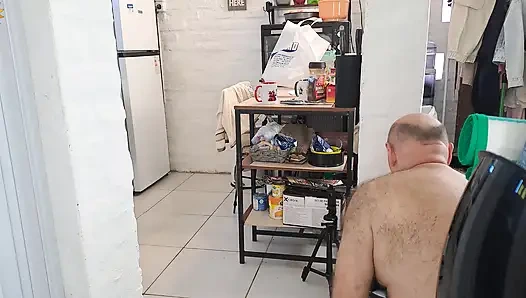 Asli asli pembersihan dapur: pasangan bugil lagi cuci lantai