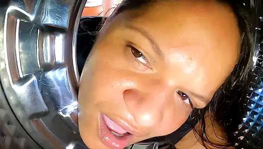 Я застряла в стиральной машине, моим черным хуем пасынок воспользовался и трахнул меня