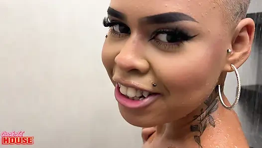 Kocası, Genç Karısının Kalın Penisli Bir Arkadaşıyla Seks Yapmasını Izlerken Boynuzlanıyor