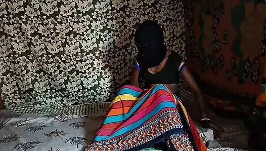 Bibi, beralasan dengan saree merah, mendekati menciptakan momen yang indah dan romantis penuh dengan seks anal cinta