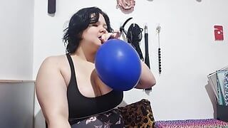 Explodindo enorme balão azul