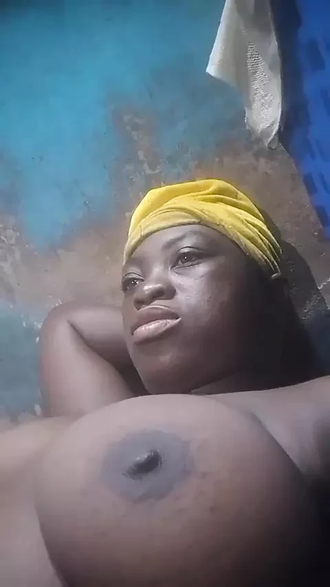 Pressionando peitos grandes até ela sair