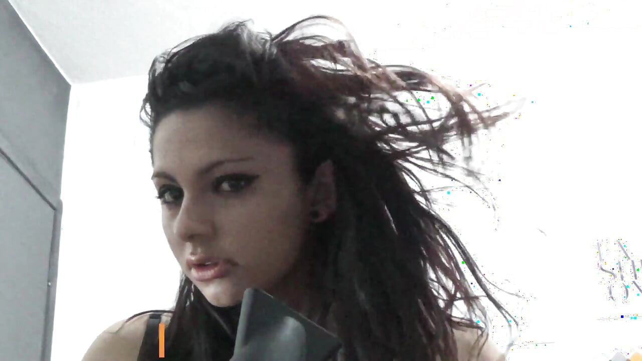 בחורה לוהטת מסדרת את שיערה ומטלטלת את השיער