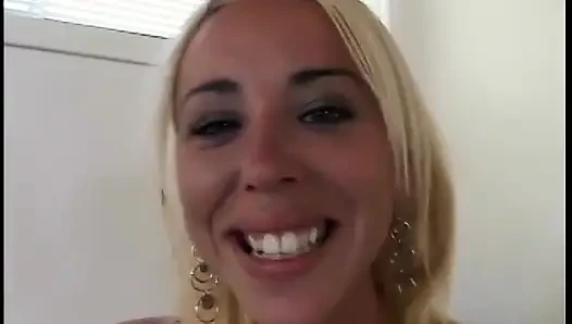 Cewek imut sange lagi asik nyepong kontol besar dengan penuh gairah